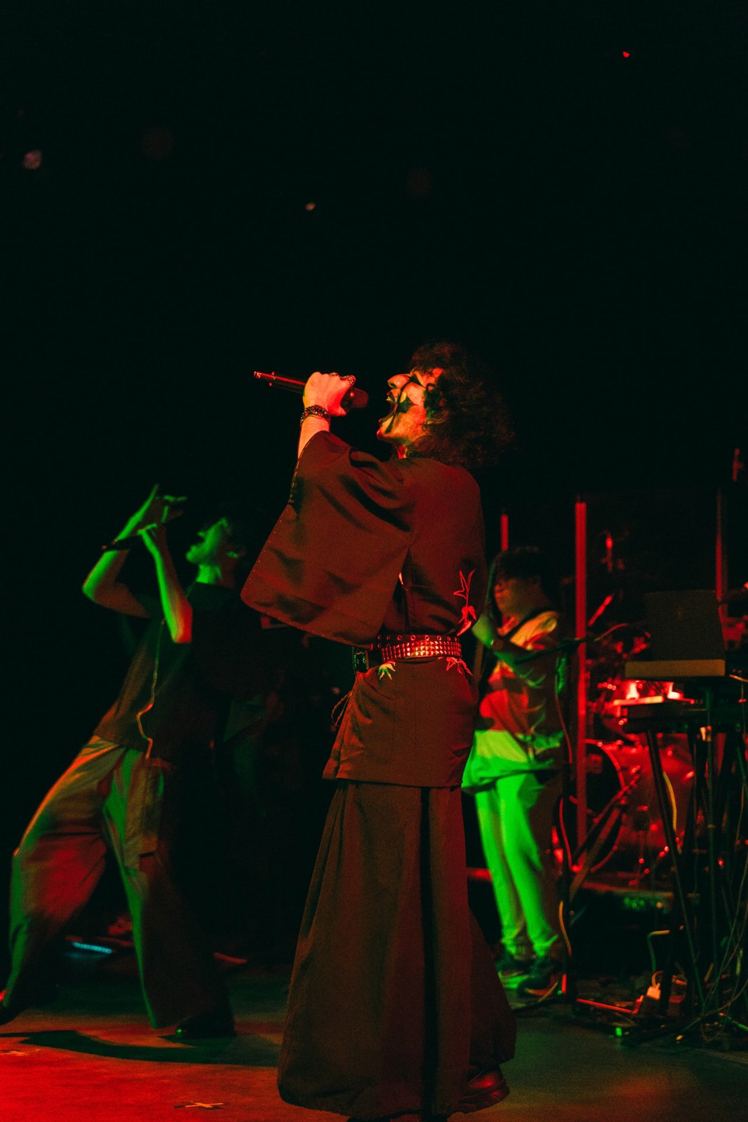 AniMemori vocalist performing under red stage lights