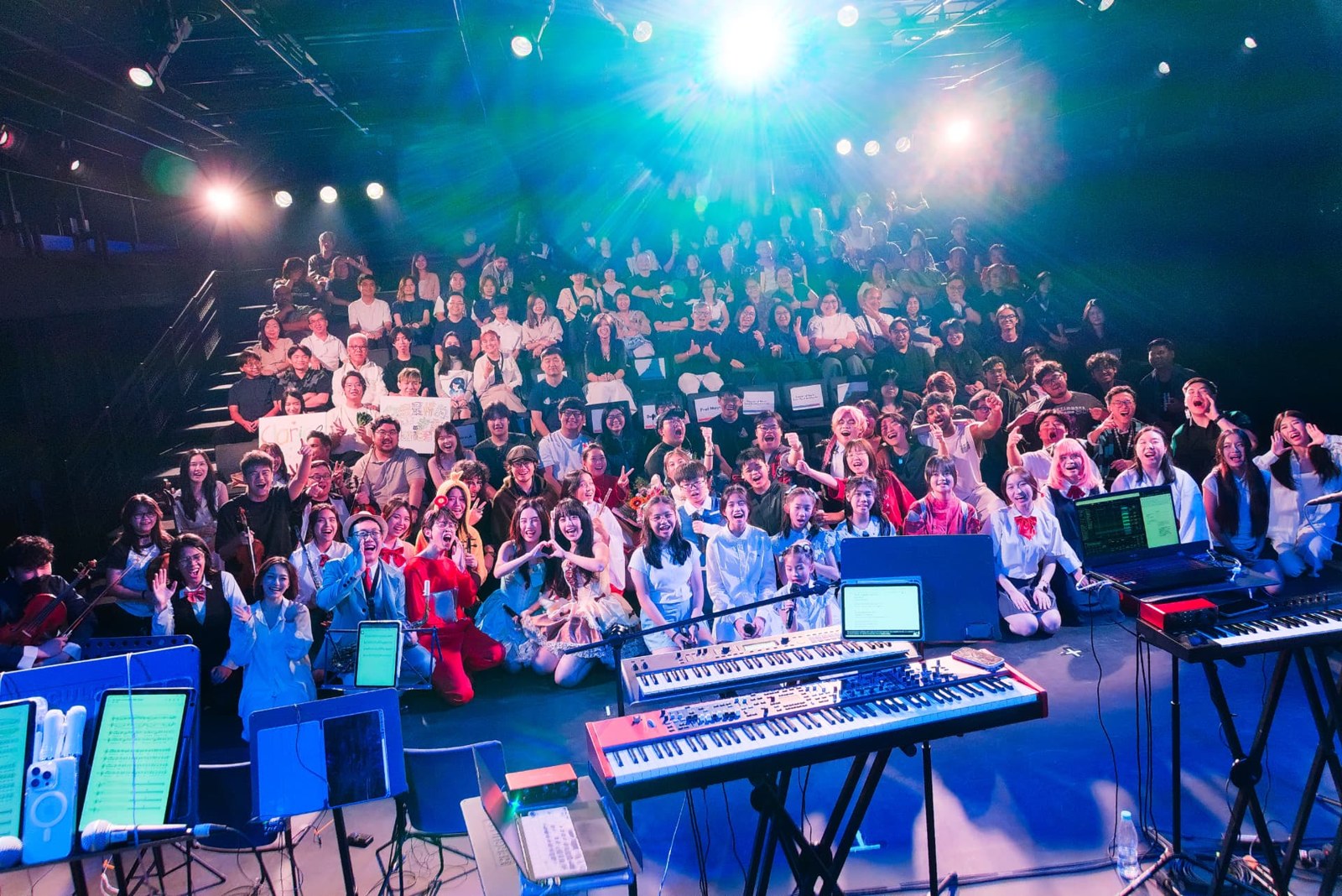 AniMemori audience and performers celebrating together